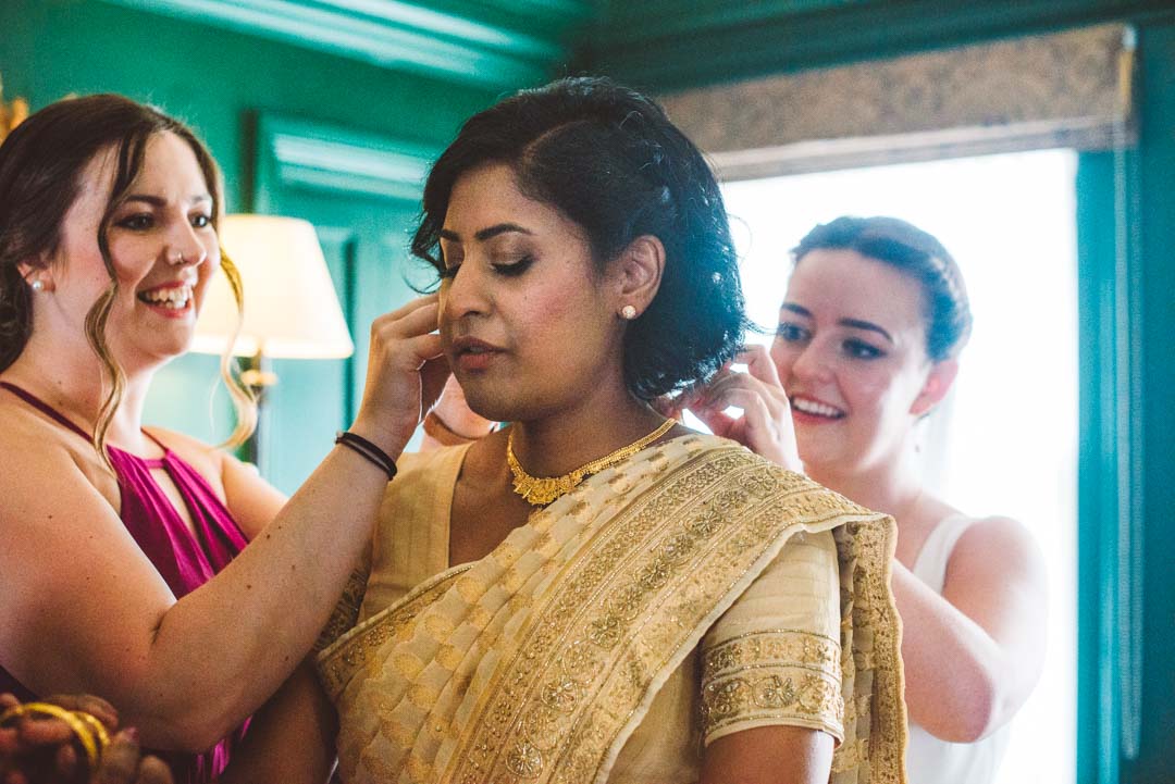 bride putting her jewels on