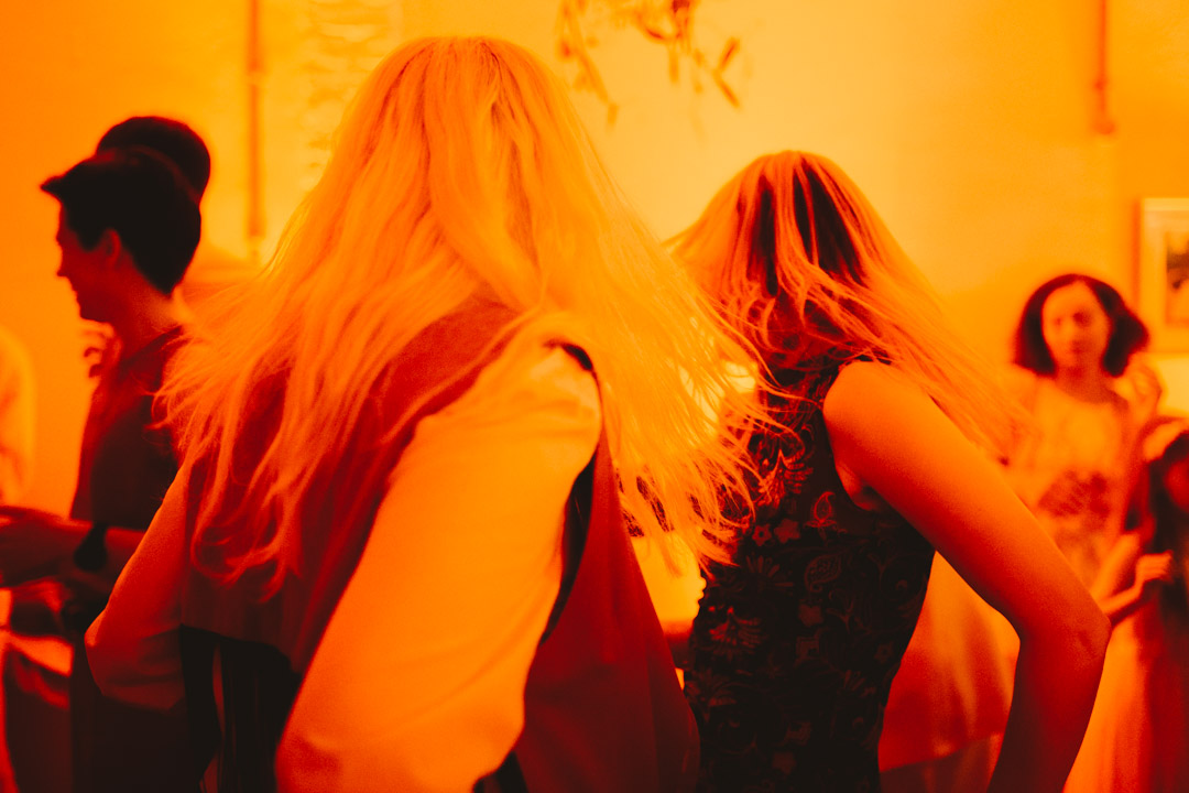dancefloor moves shaking heads